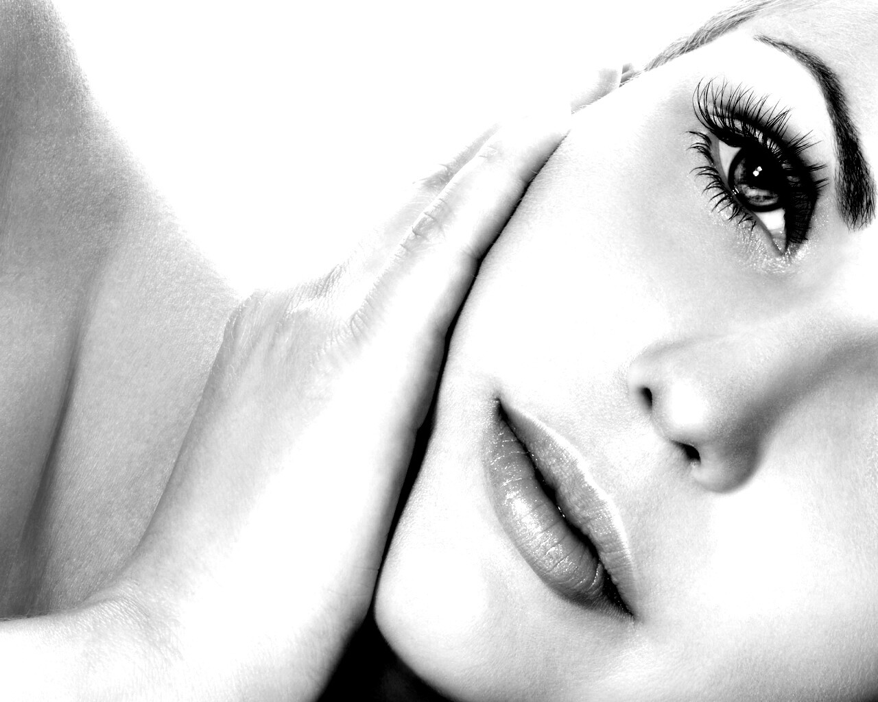 Взгляд из под ресниц обои