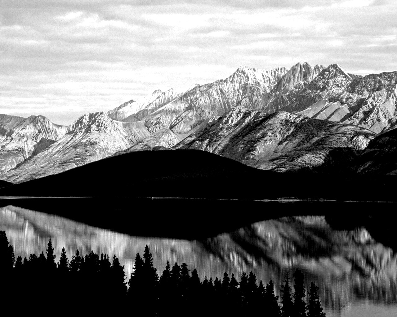 Озеро в предгорье обои