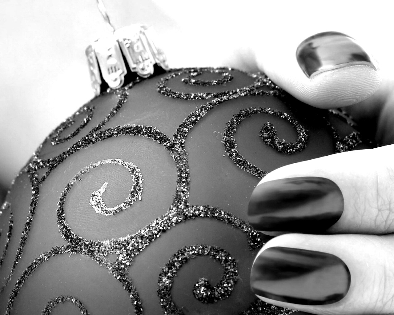 Елочная игрушка в руке обои