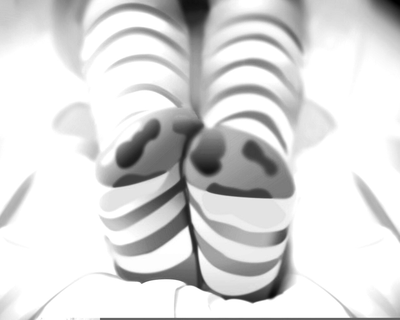 Ножки в полосатых чулках обои