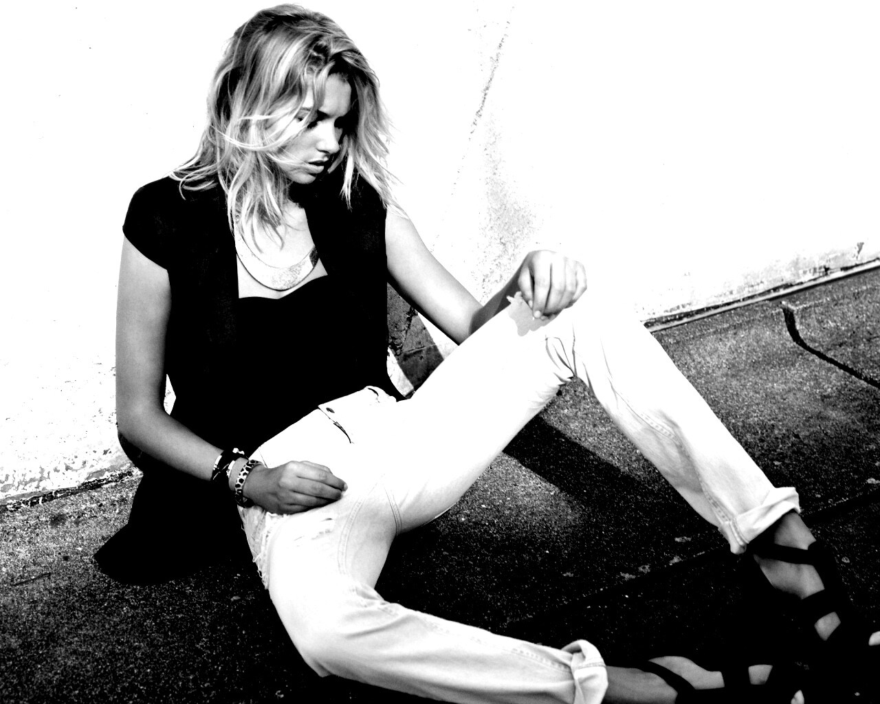 Девушка у стены обои