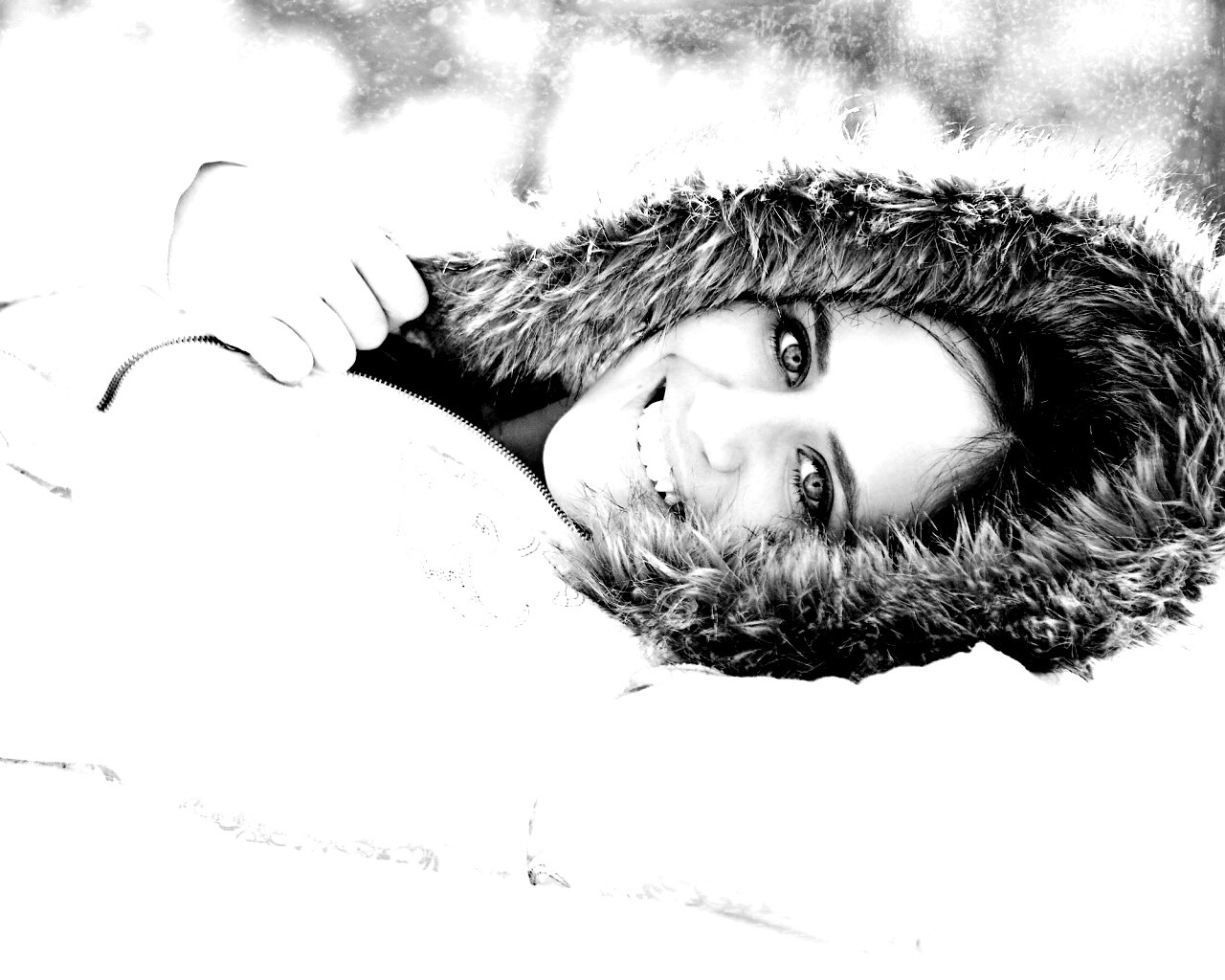 Девушка в снегу обои