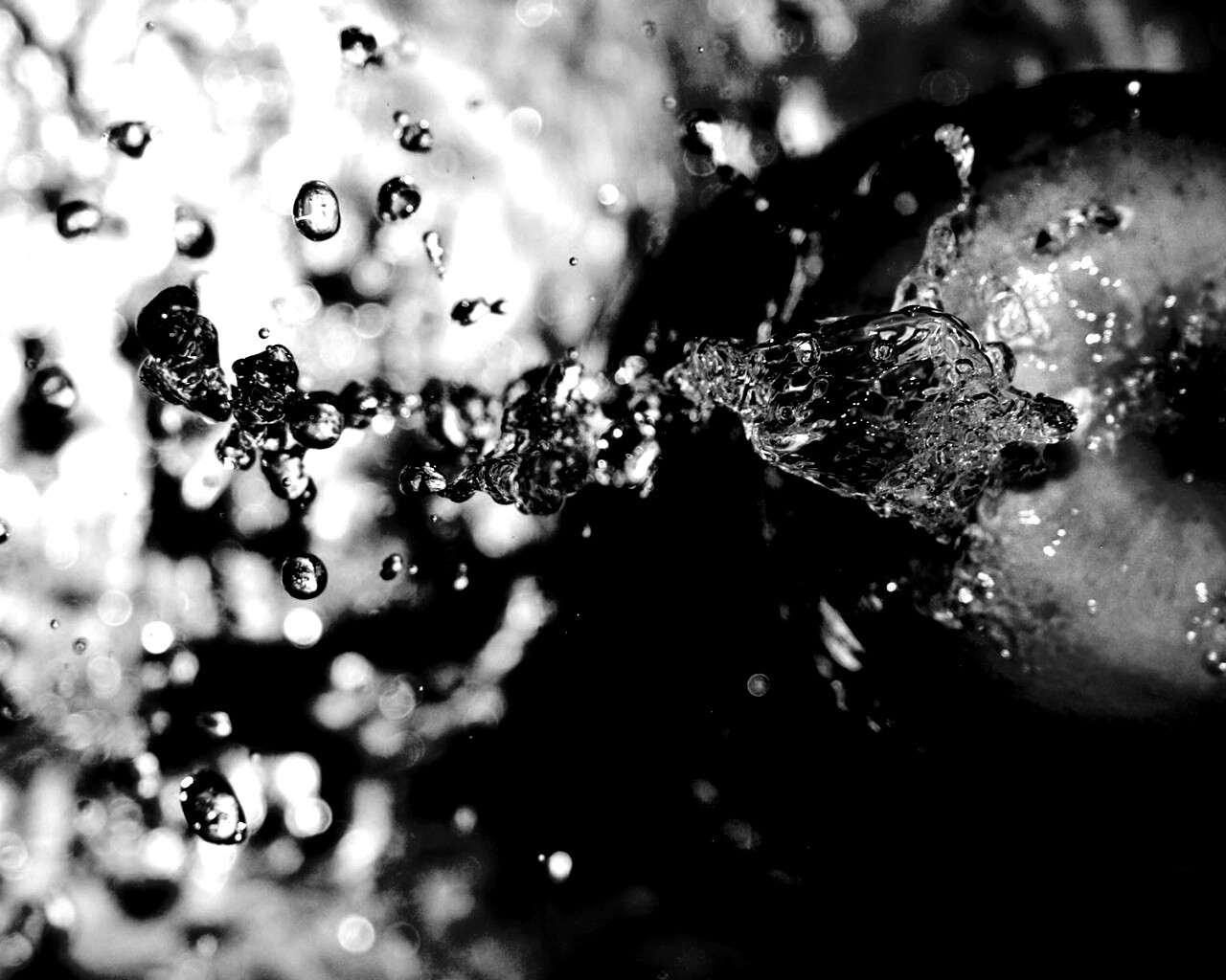 Брызги на яблоке обои