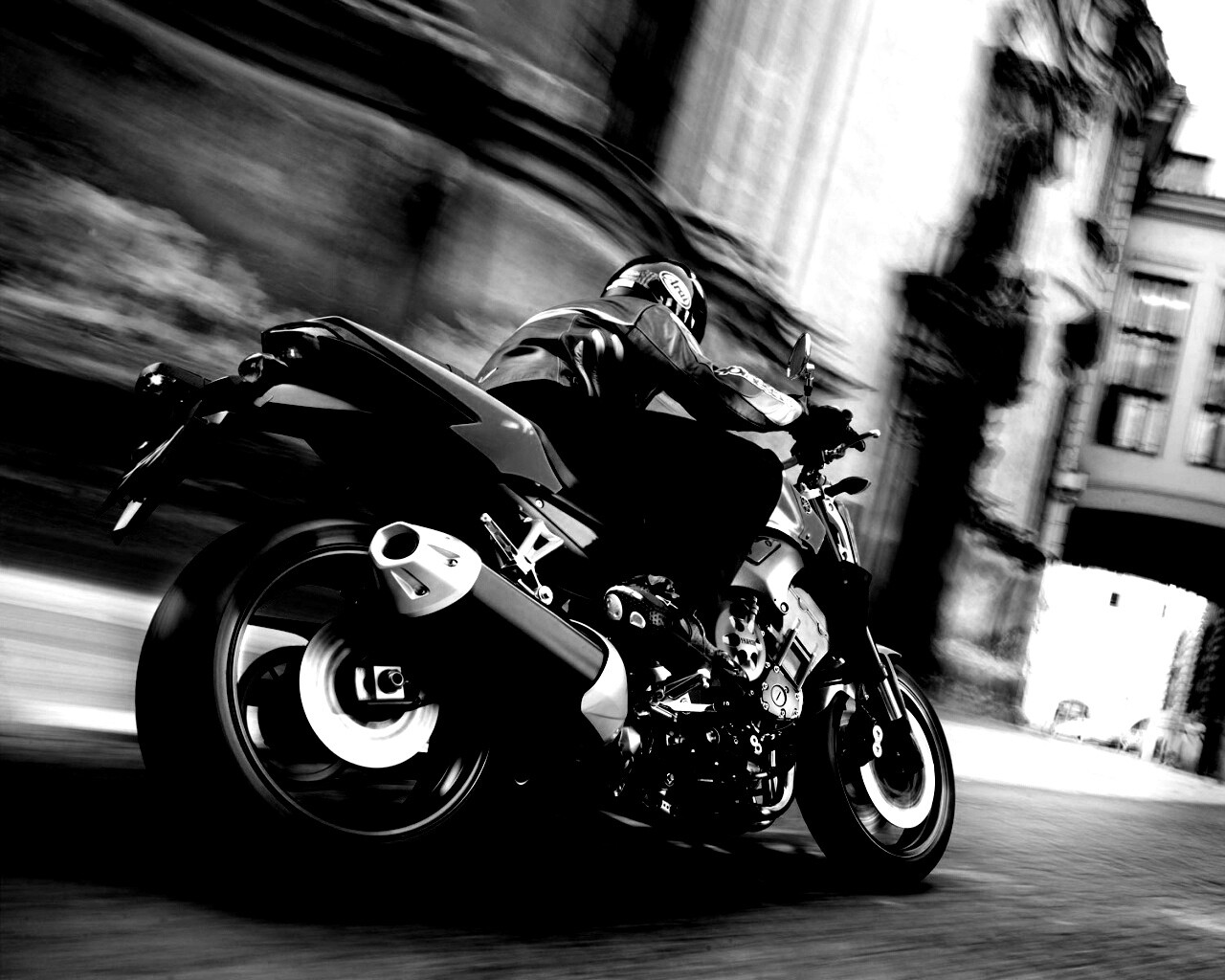 Ямаха и наездник на улицах города обои