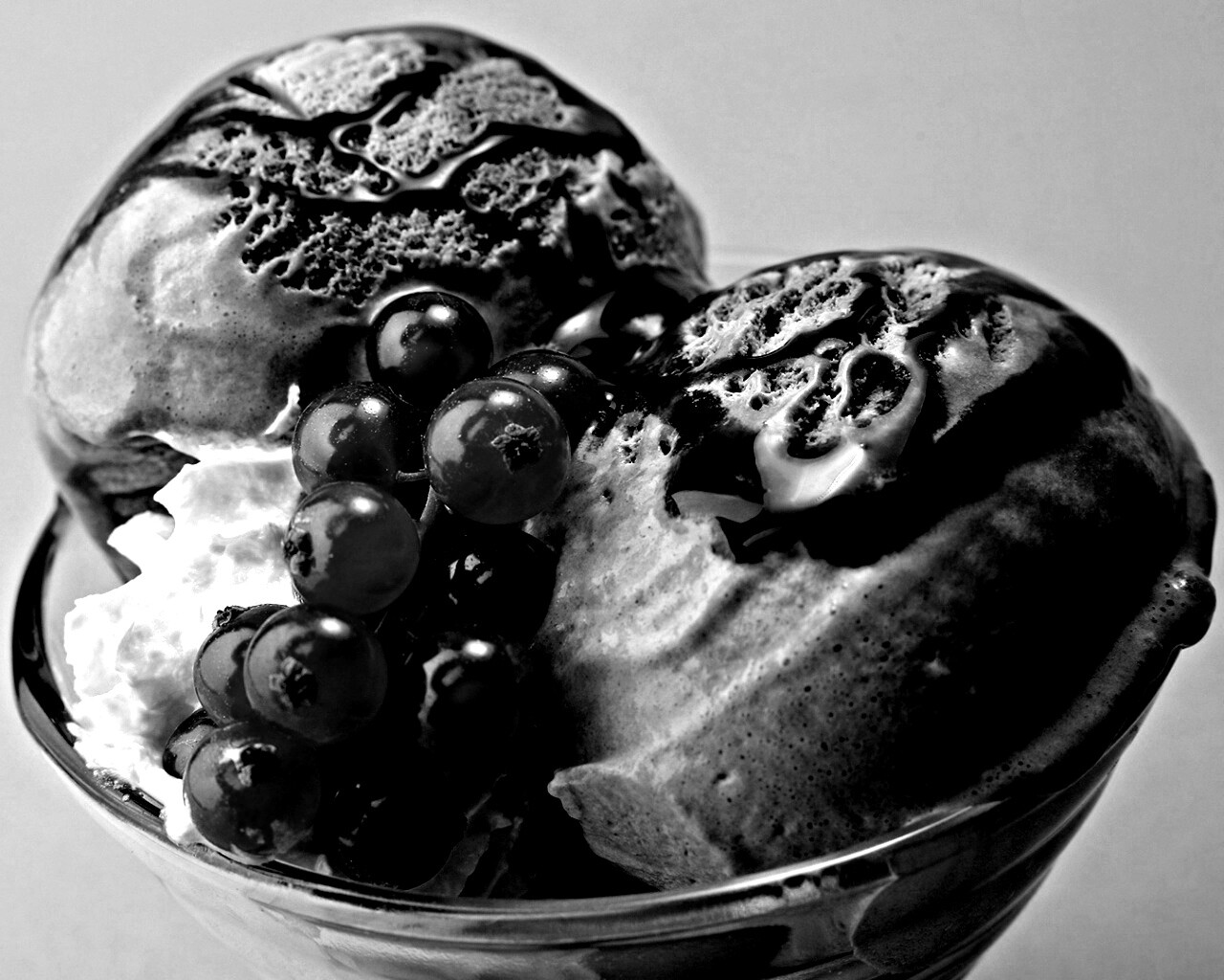 Шоколадное мороженое со смородинкой обои