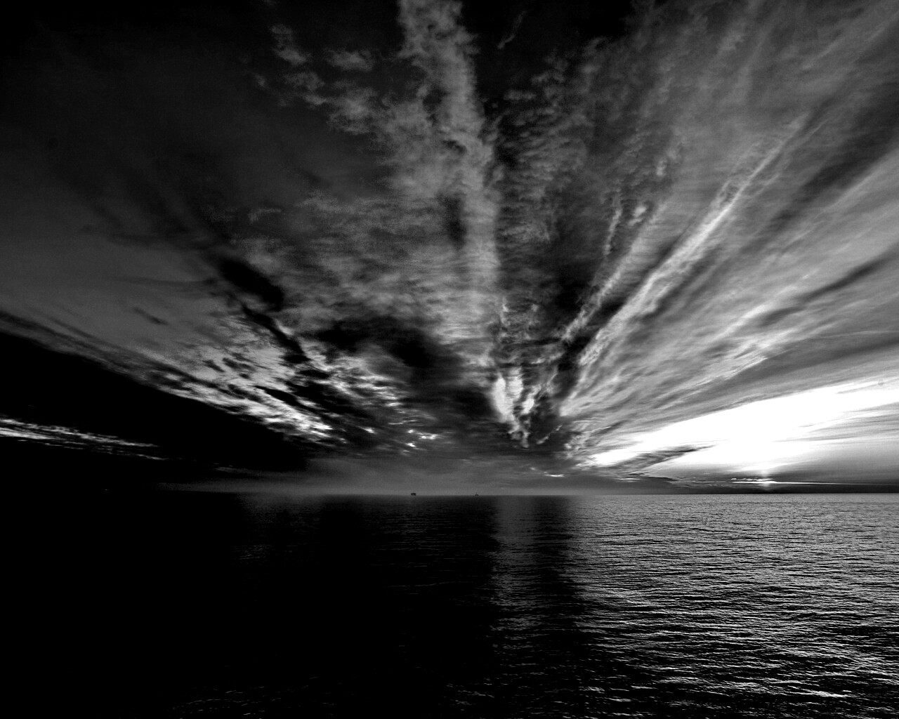 Закатное небо над морем обои