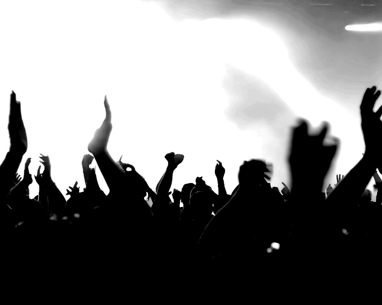 Руки людей на концерте обои