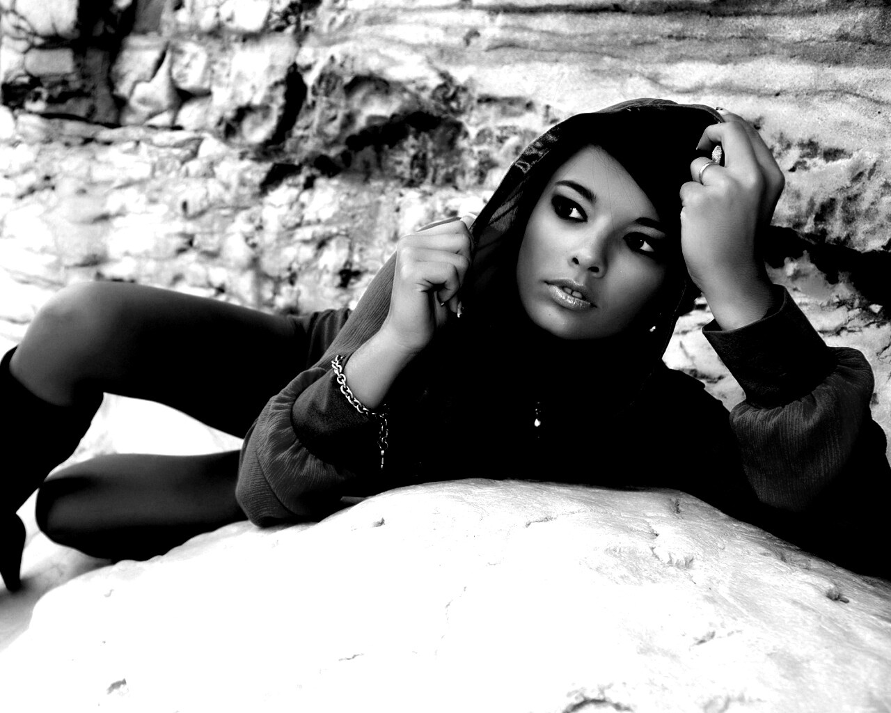 Девушка в розовой накидке обои