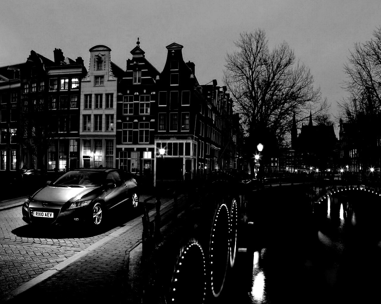 Автомобиль на мосту в свете фонаря обои