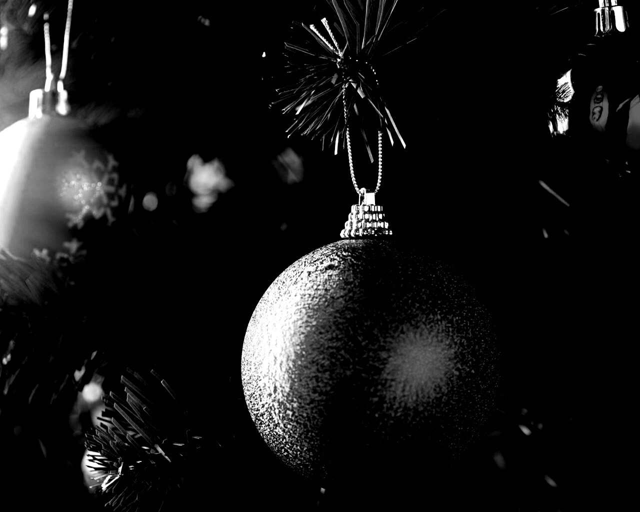 Шары на ёлке обои