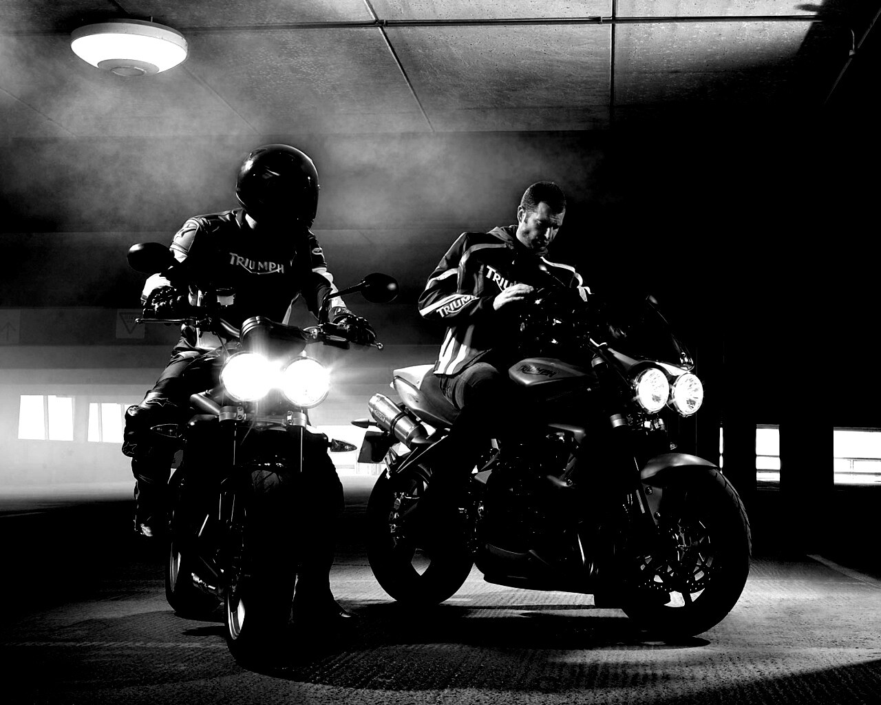 Мотоциклисты на парковке обои