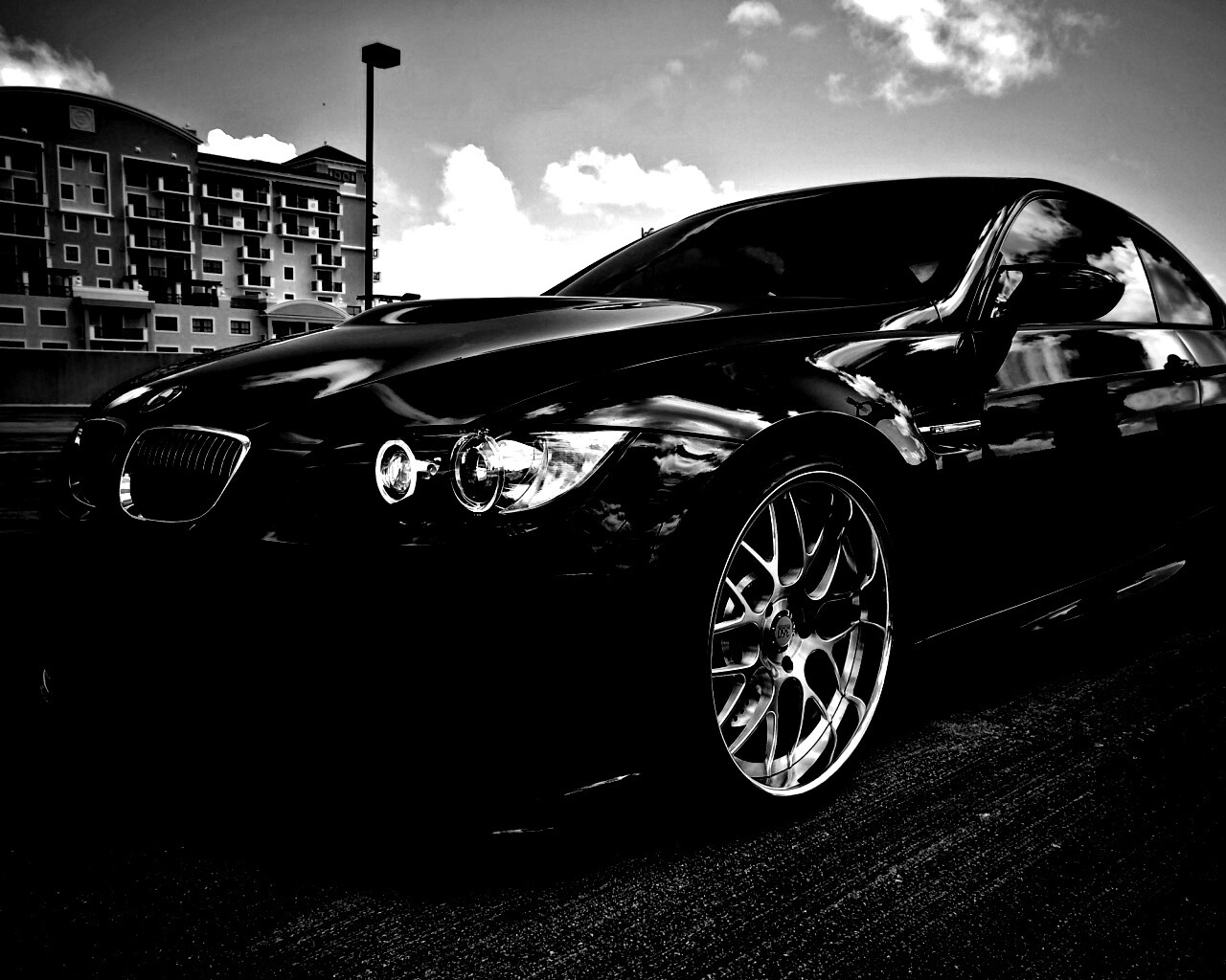 Красивый черный BMW на парковке обои