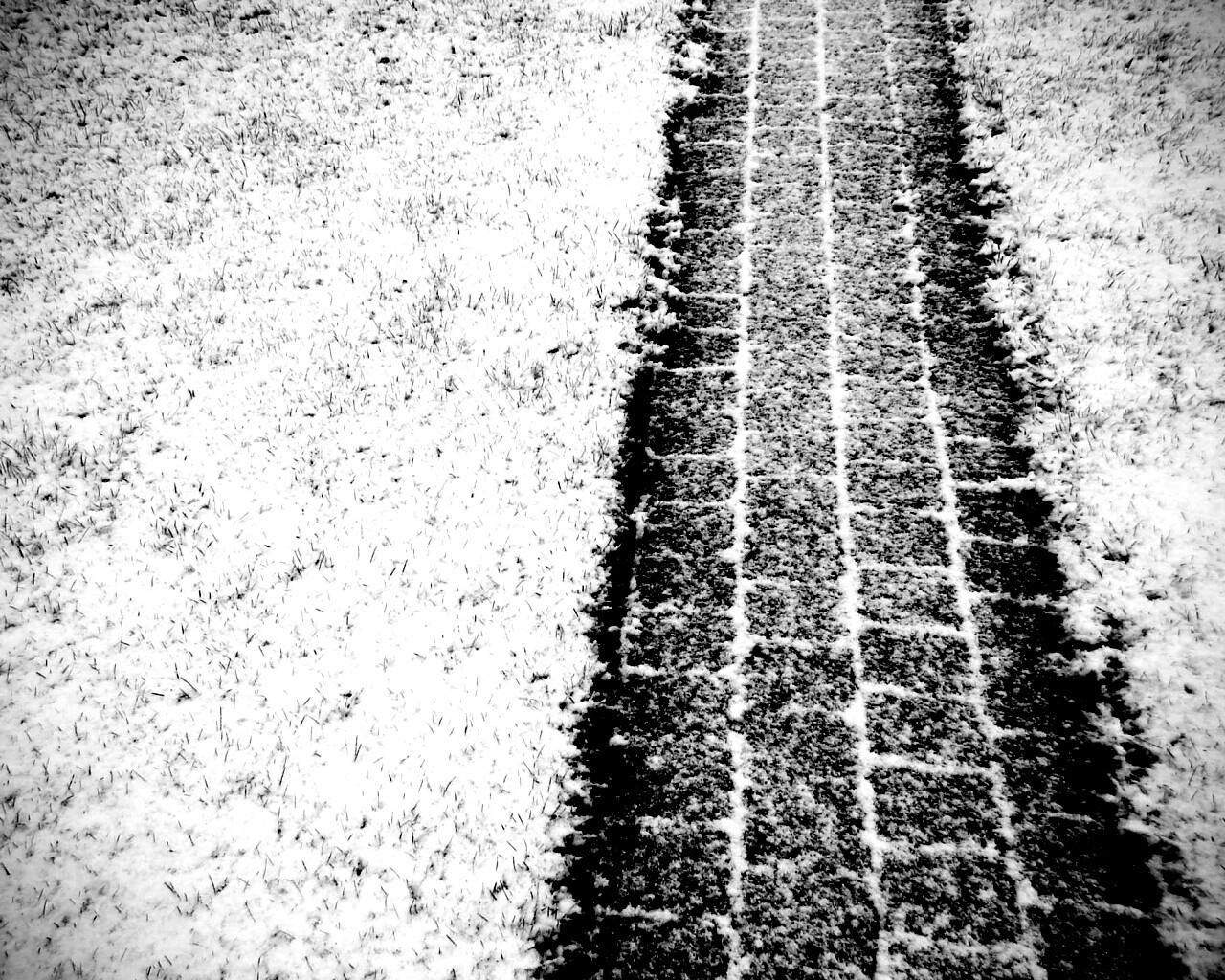 След покрышек в снегу обои