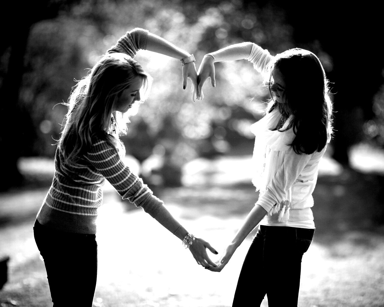 Две девушки и сердце из рук обои