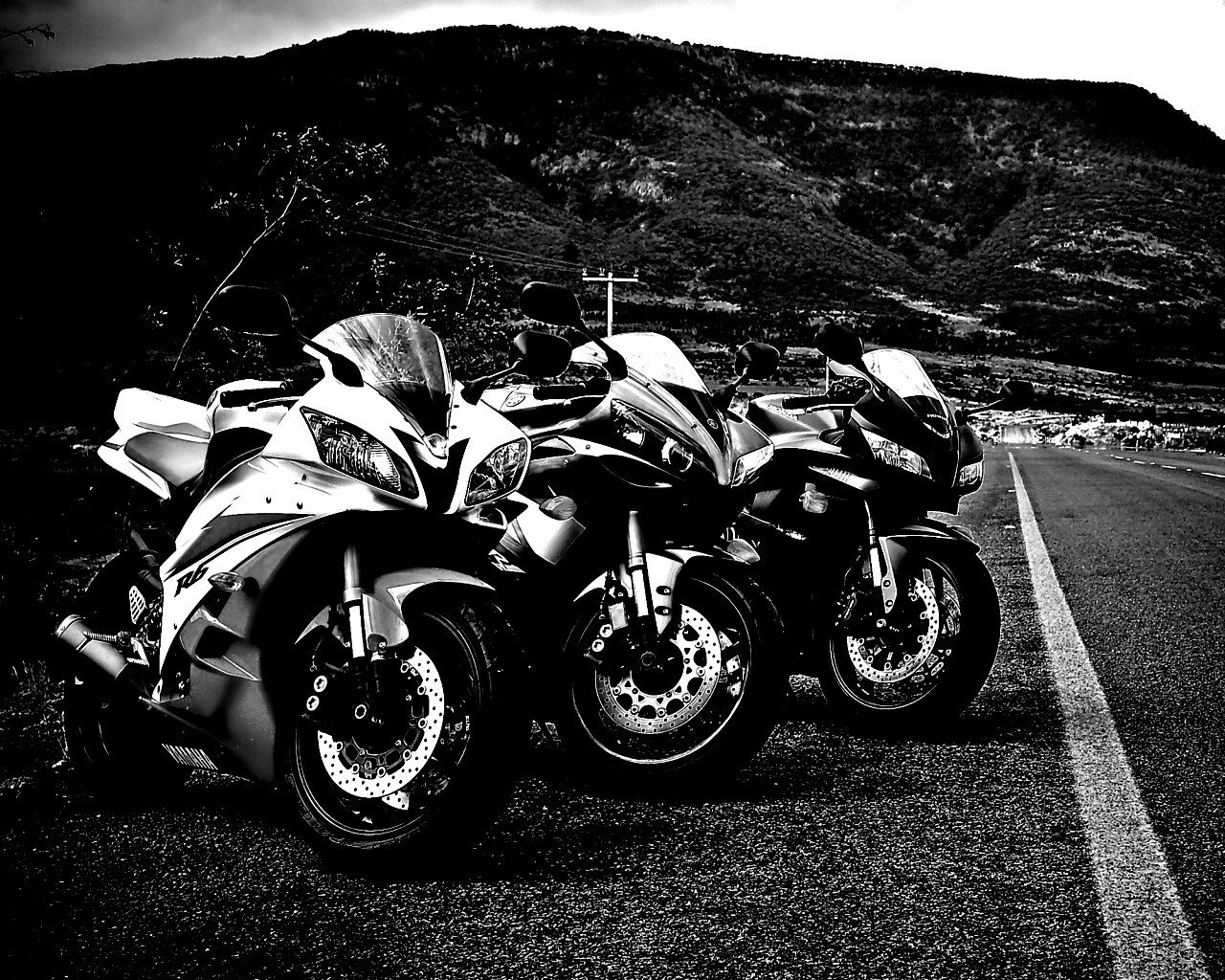 Раллийные мотоциклы на дороге обои