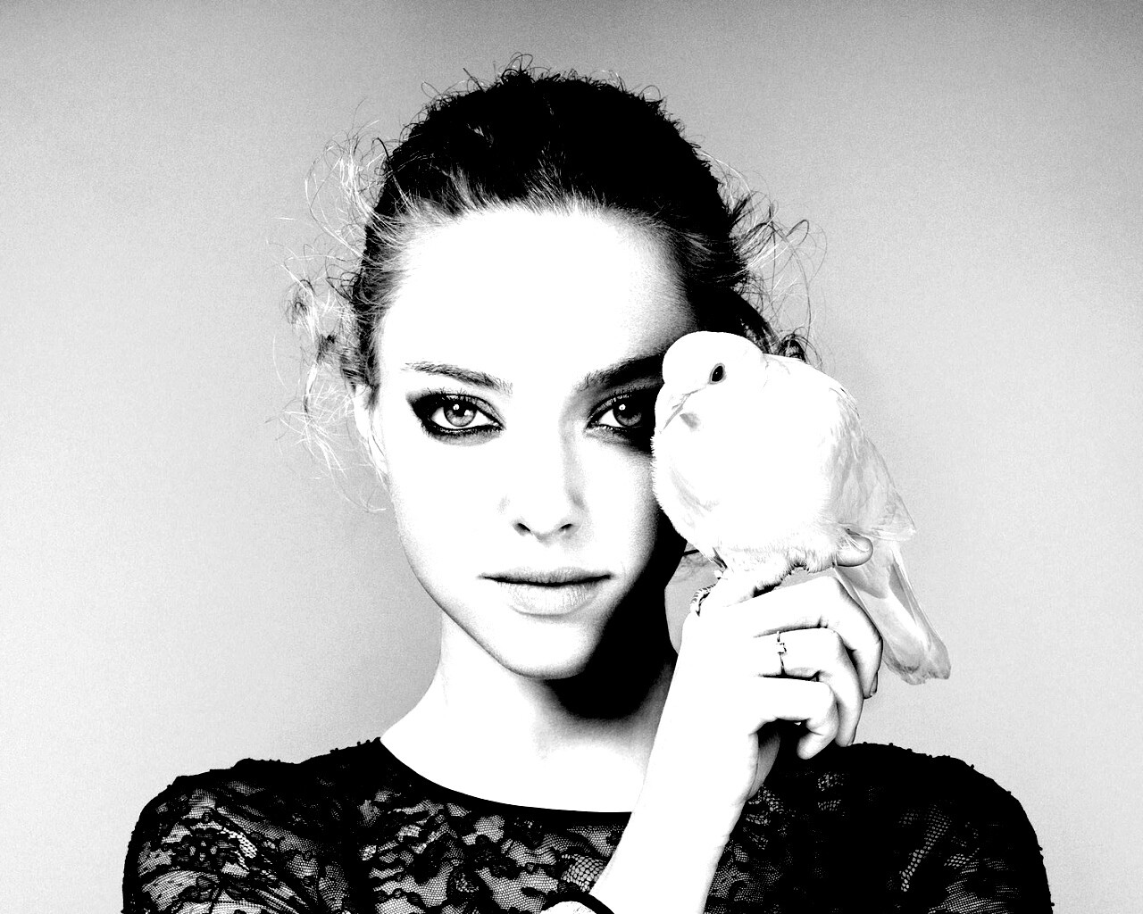Девушка и попугай обои