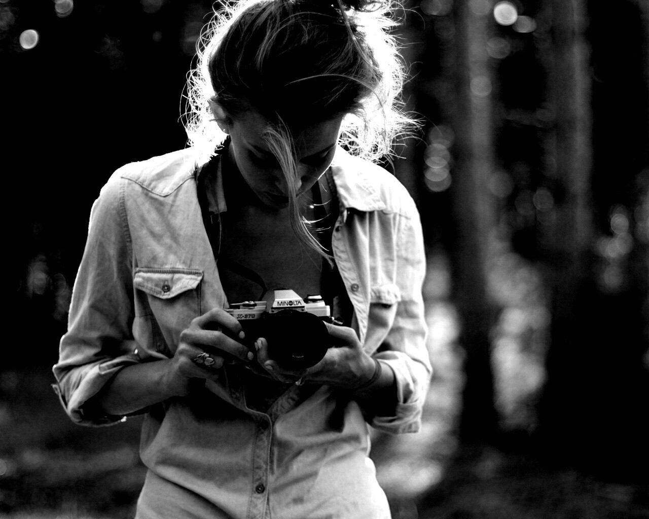 Девушка-фотограф обои