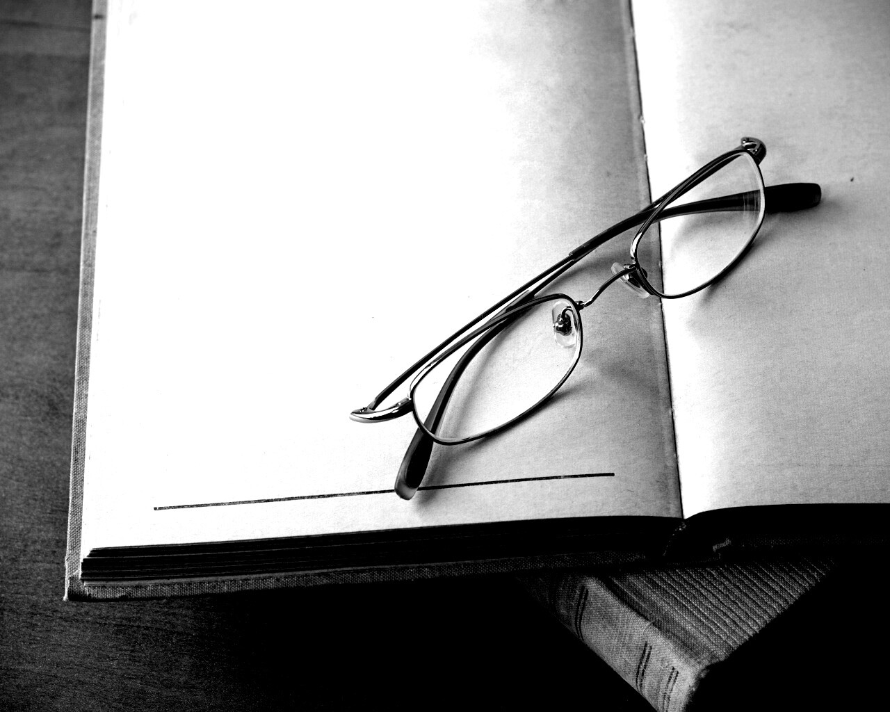 Очки и блокнот обои