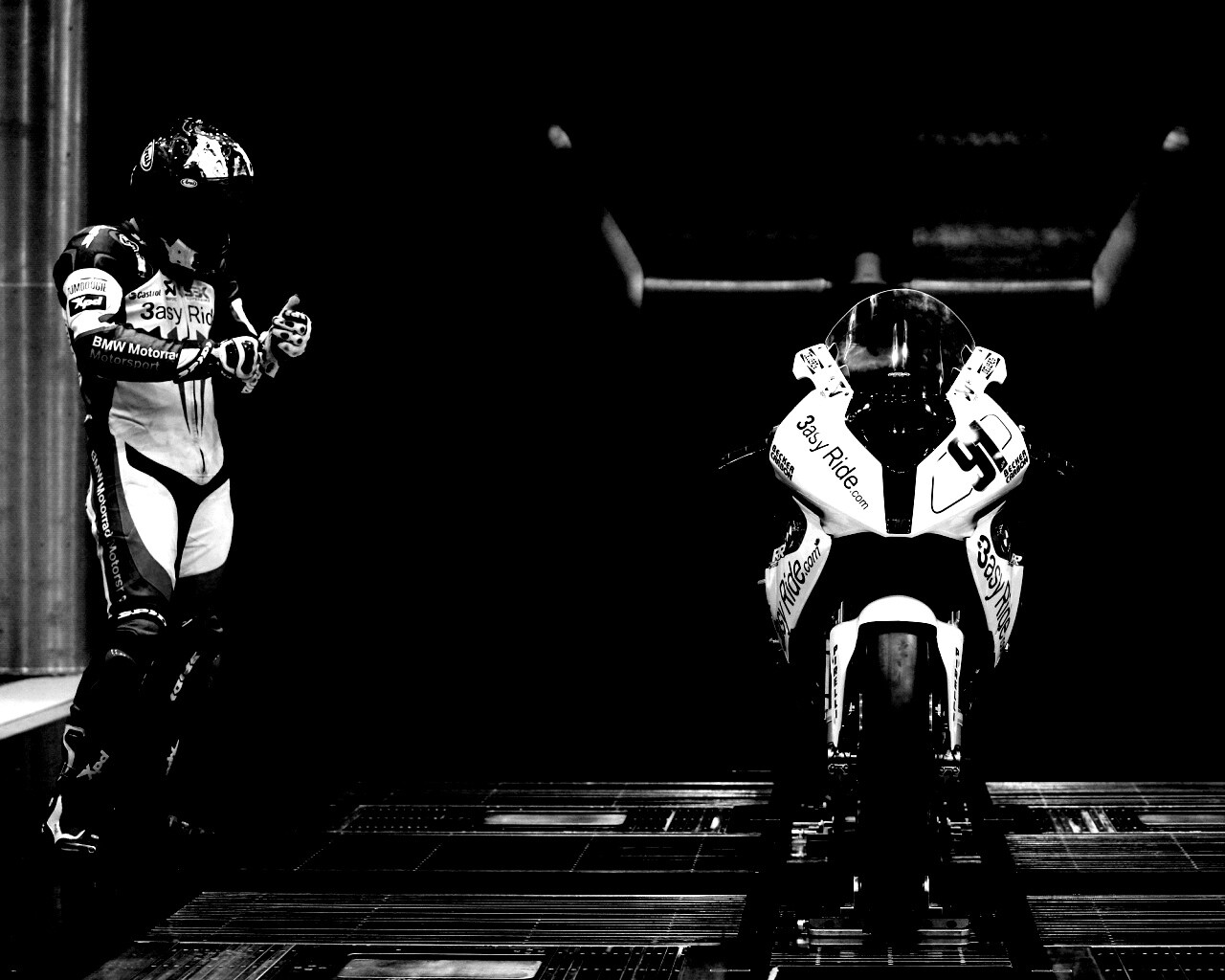 Мотоцикл на тестовом стенде обои