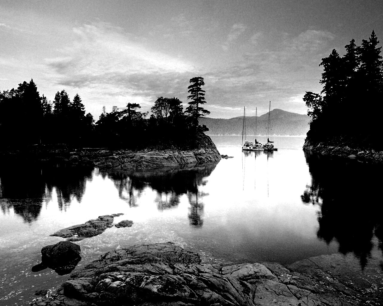 Яхты в заливе обои