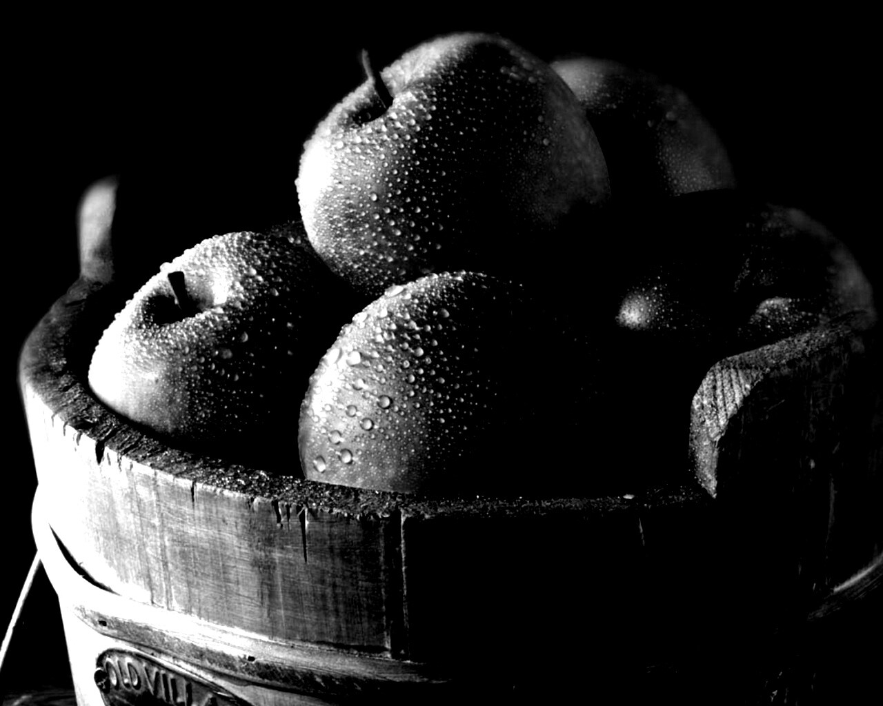 Ведро зеленых яблок обои