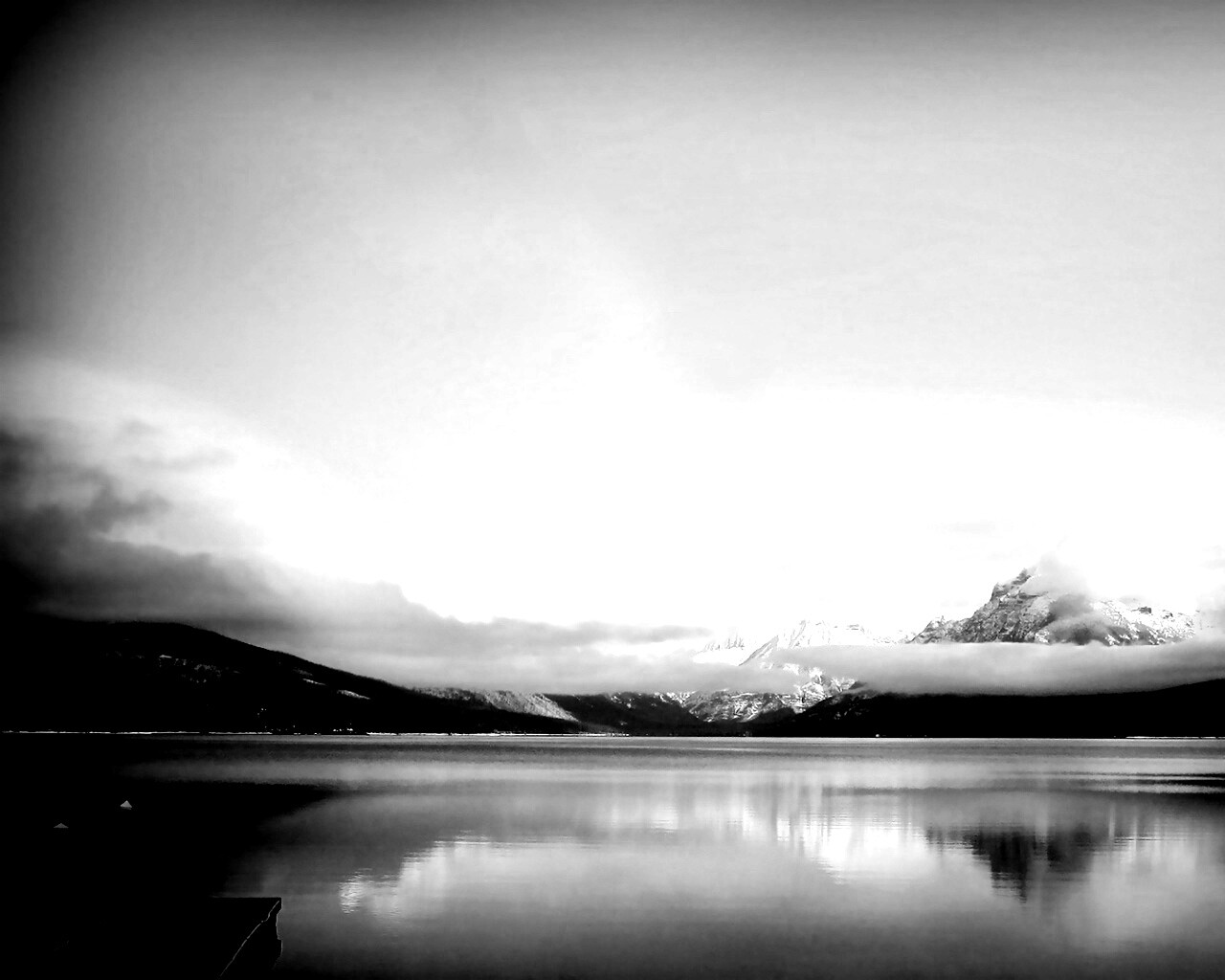 Спокойное горное озеро обои