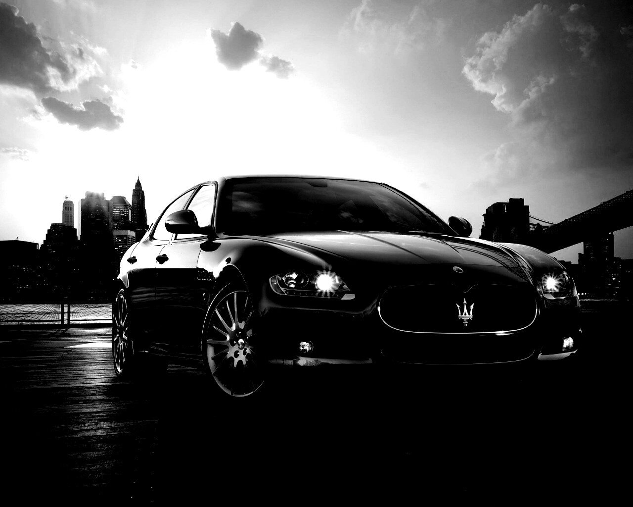 Черная мазерати на пирсе обои