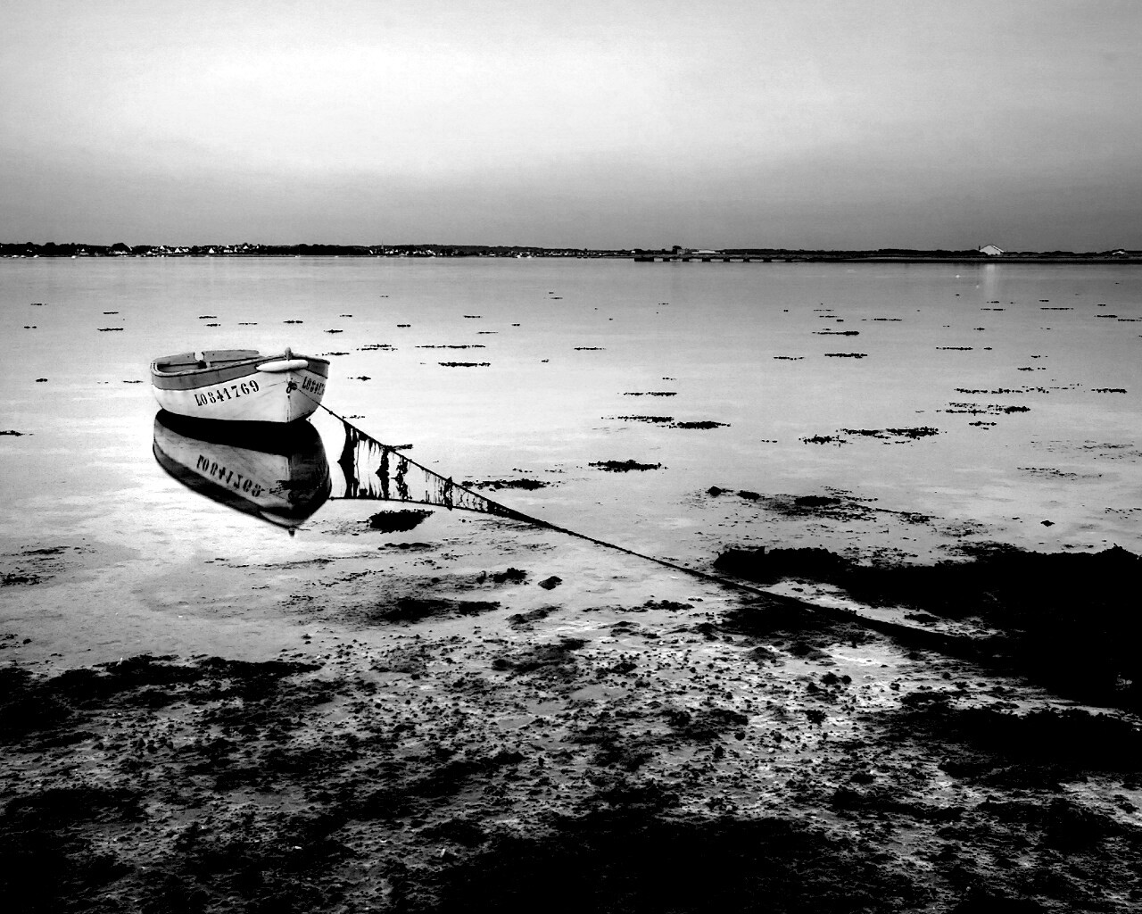 Лодка на илистом берегу обои