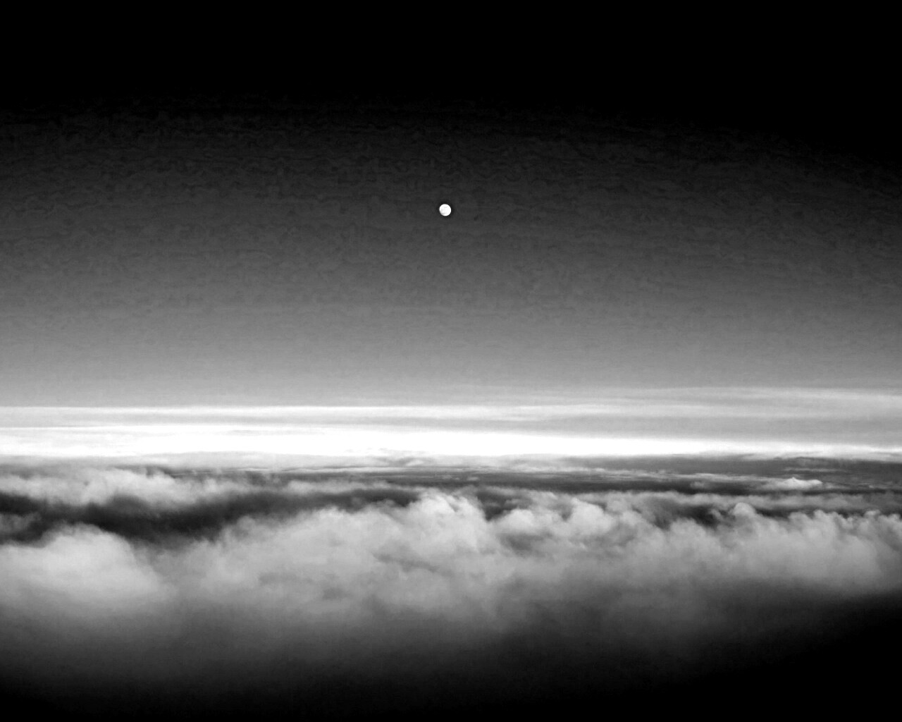 Одинокая луна над облаками обои