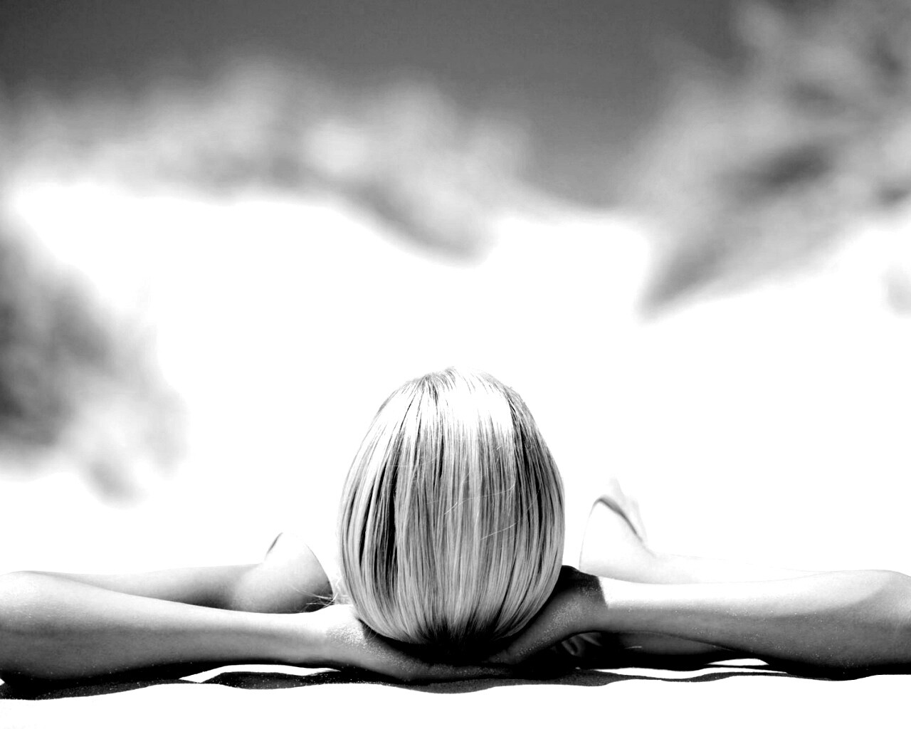 Девушка на солнце обои