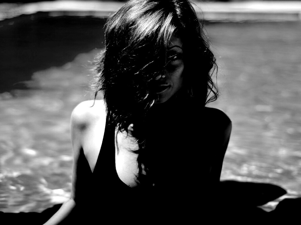 Девушка рядом с бассейном обои