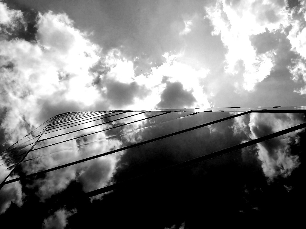 Стеклянный небоскреб уходящий в небо обои