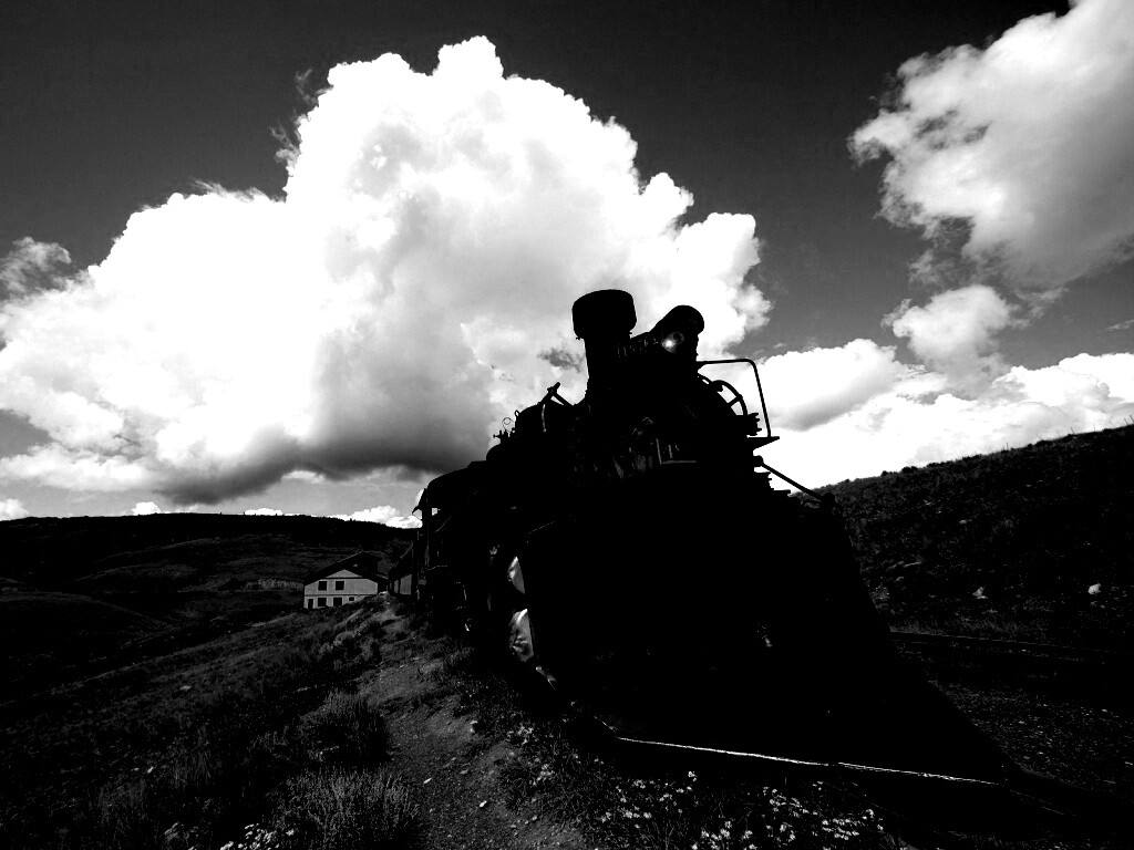 Паровоз на деревенской станции обои