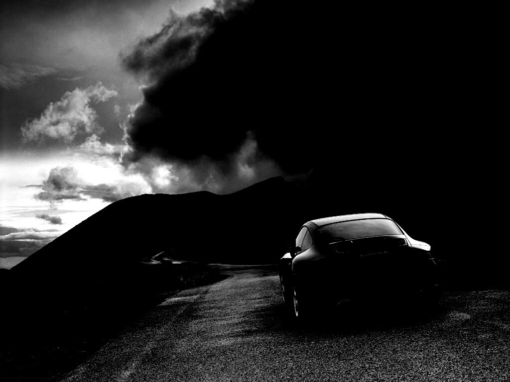 Черный Порше на горной дороге обои