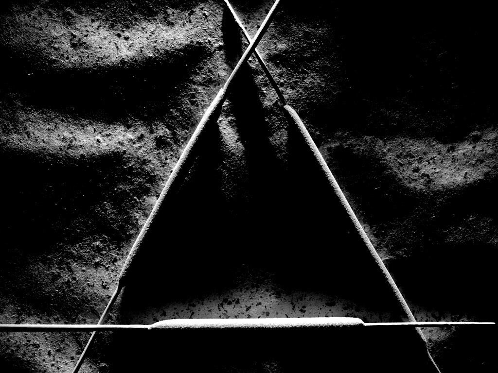 Треугольник из палочек обои