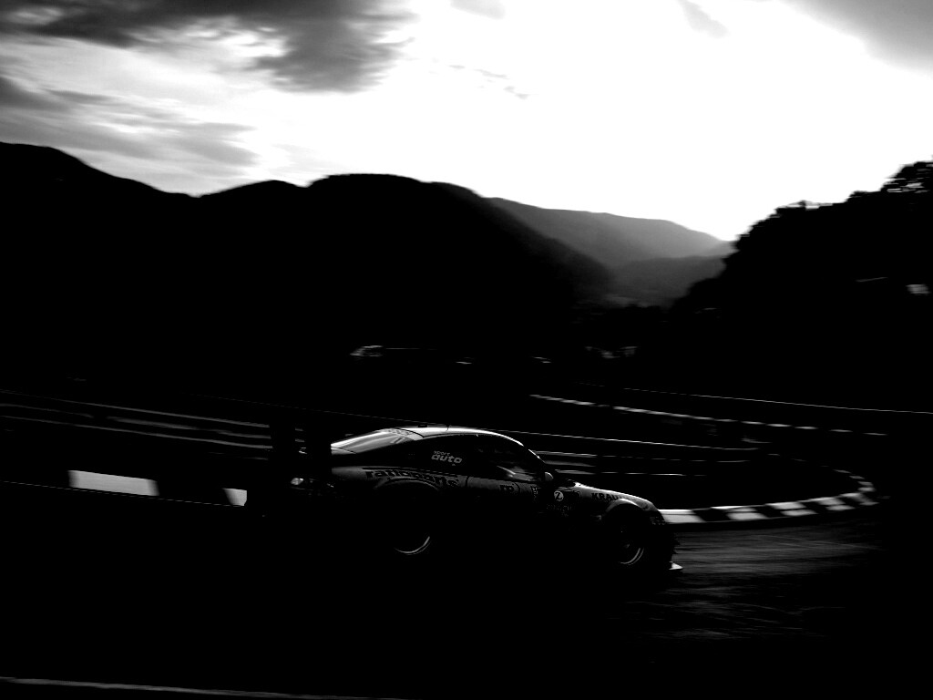 Гоночный Порше на треке обои