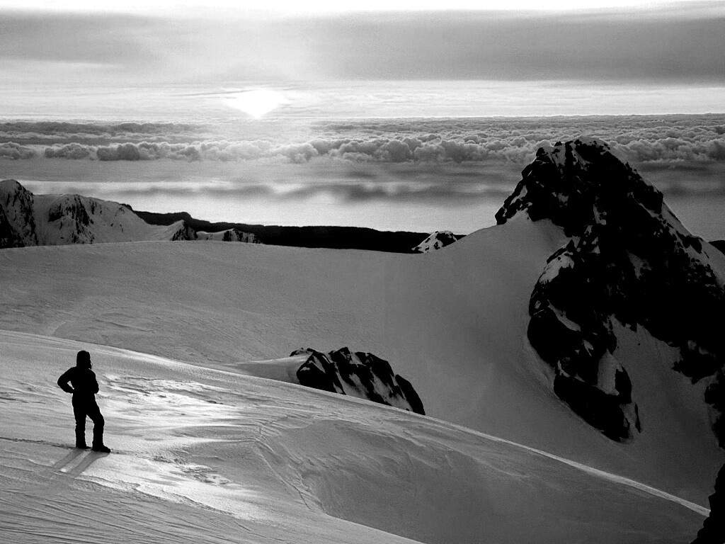 Путешественник в горах обои