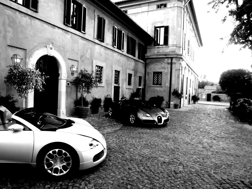 Два Бугатти у дома обои