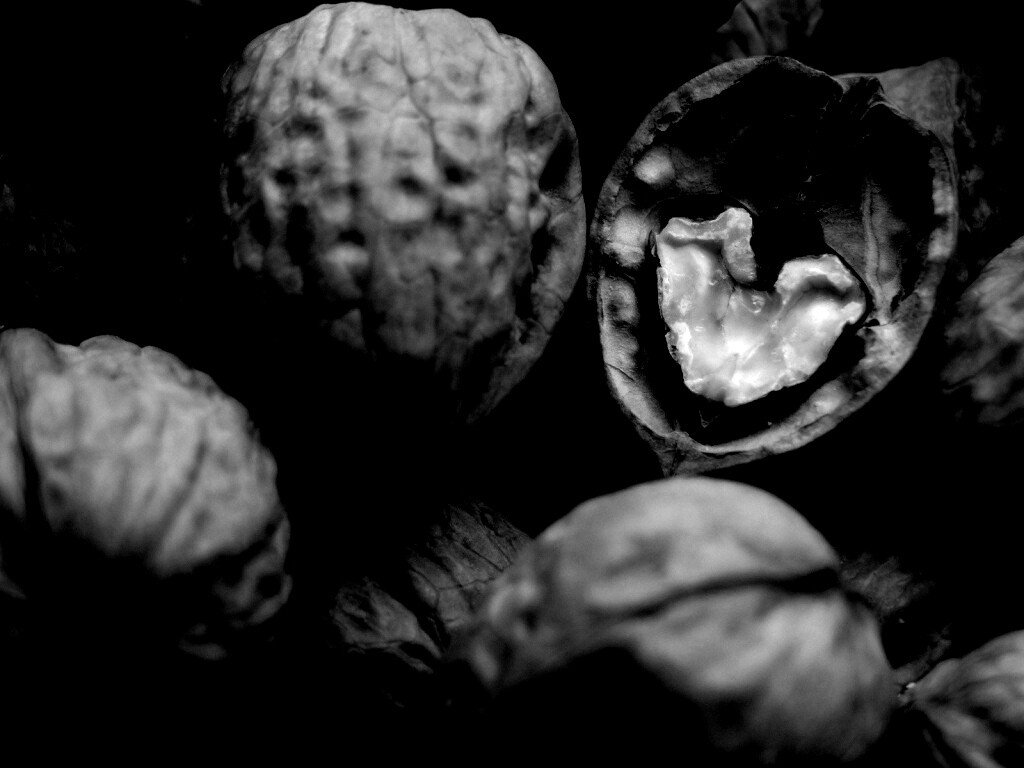 Расколотый орех обои