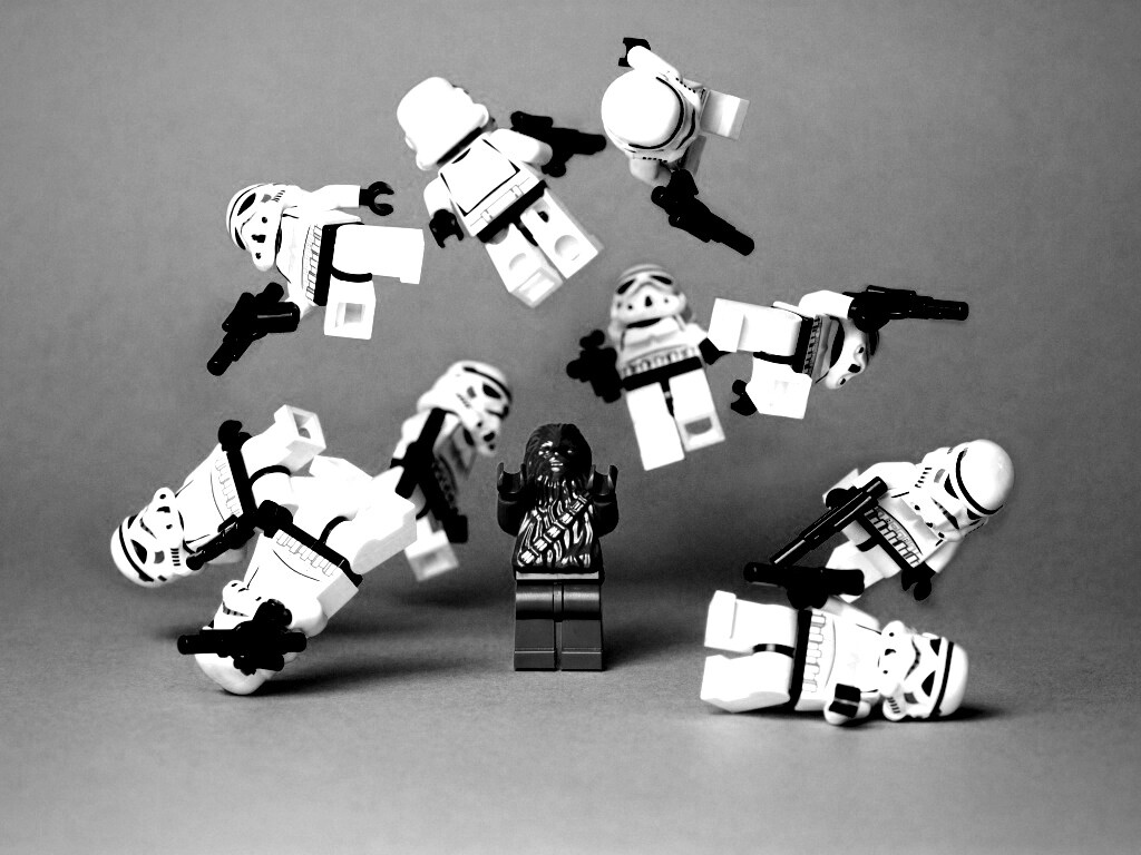 Чубака раскидывает имперских штурмовиков обои