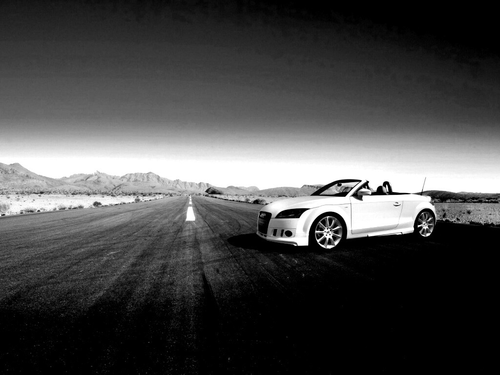 Кабриолет Ауди на пустынной дорге обои