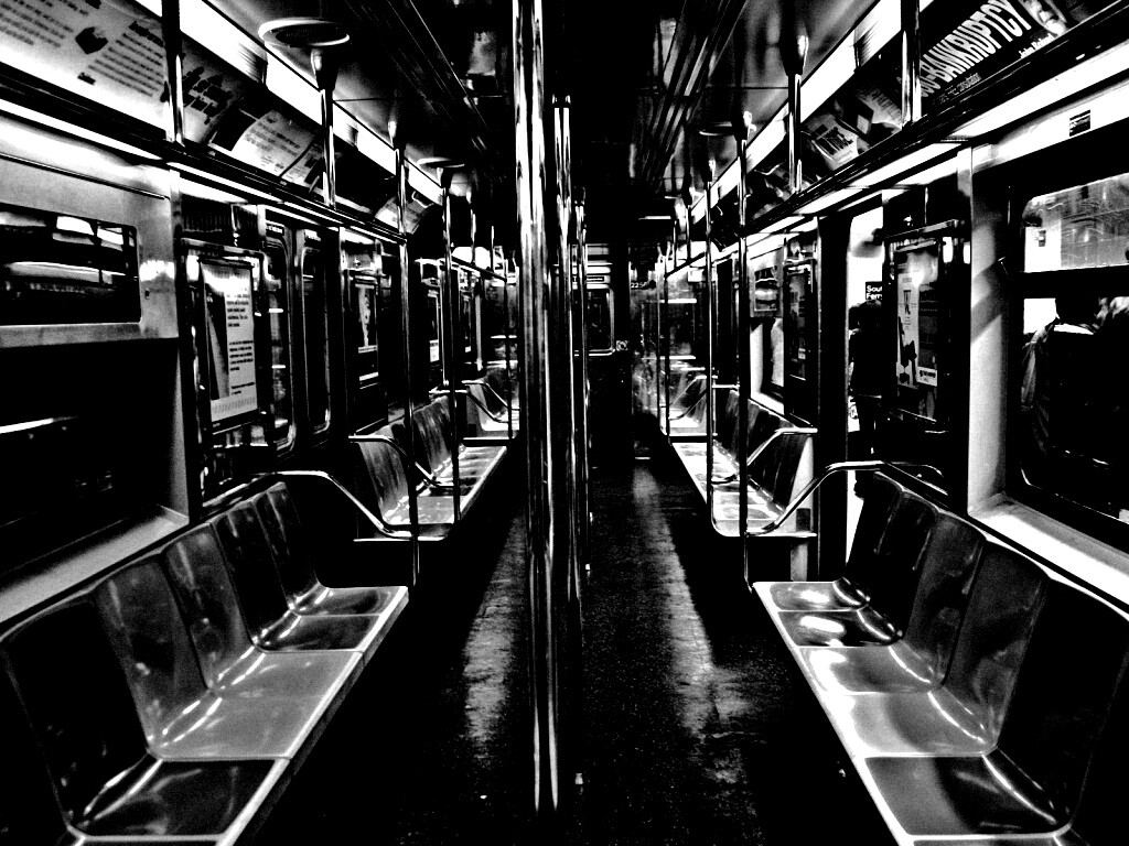 Пустой вагон метро обои