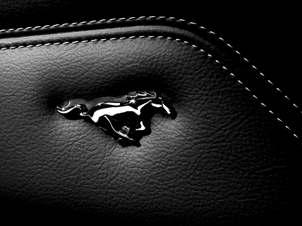 Кожаный салон Форда Мустанг обои
