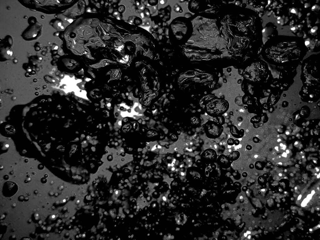 Тёмные пузыри в воде обои