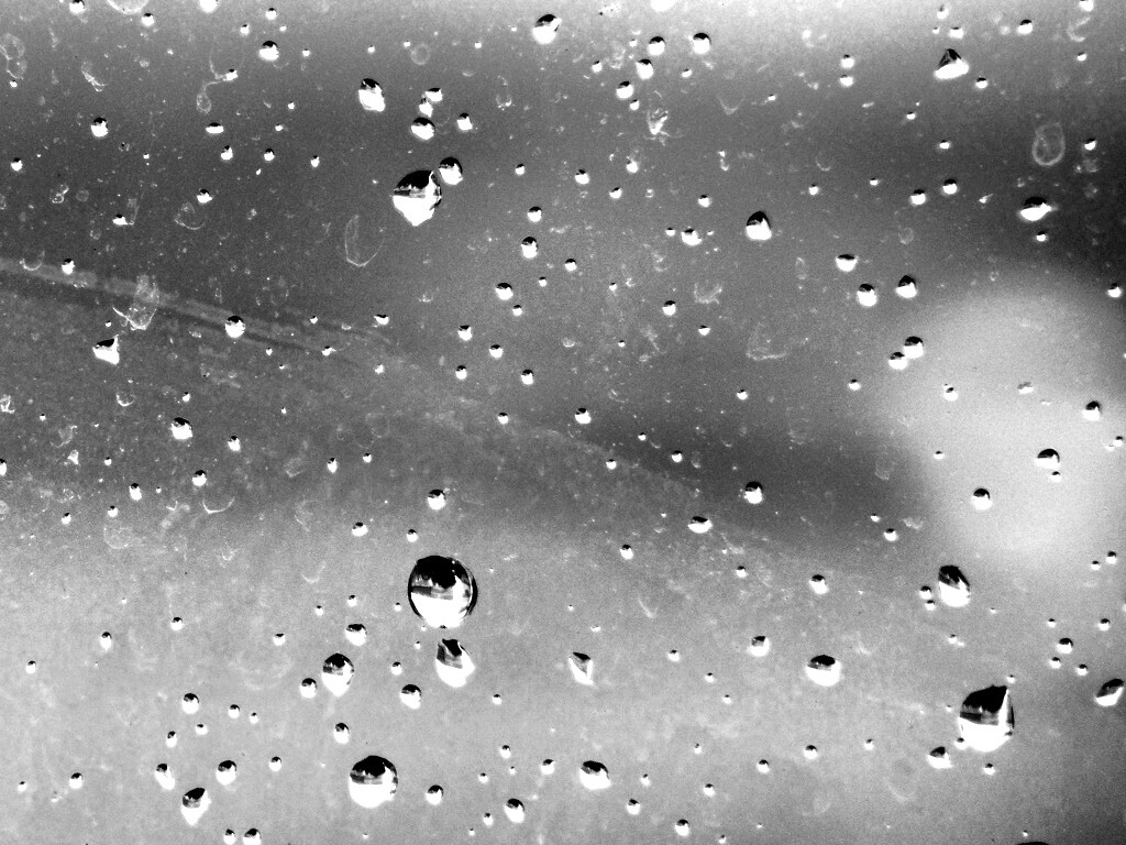 Капли на грязном стекле обои