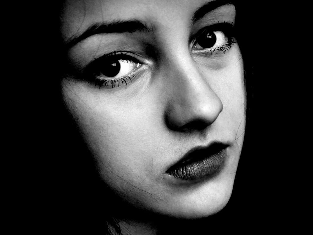 Брюнетка с ярким макияжем и печальным лицом обои