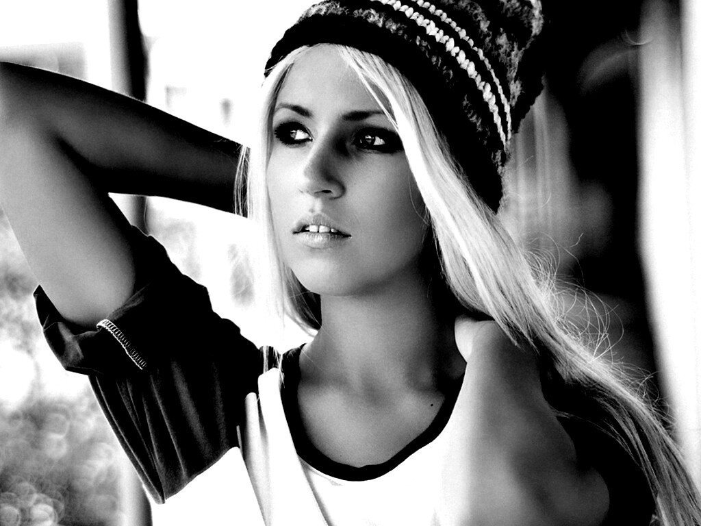 Блондинка в вязанной шапке обои