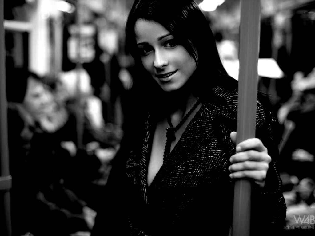 Девушка в метро обои