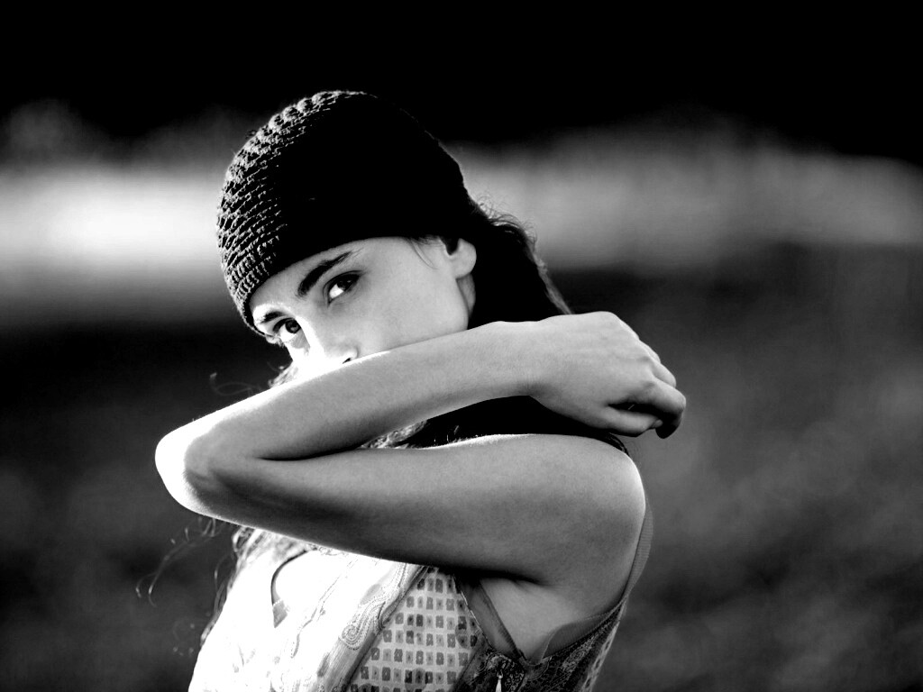 Спрятавшись за сгибом руки обои