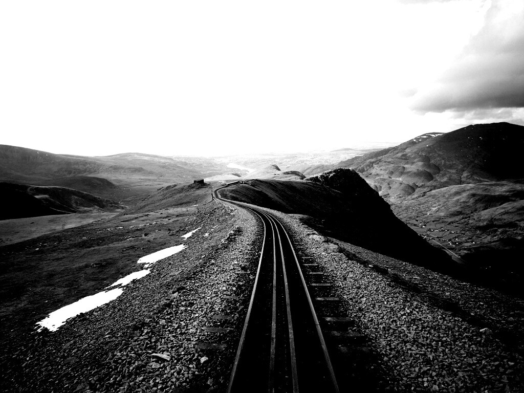 Рельсы уходящие вдаль обои